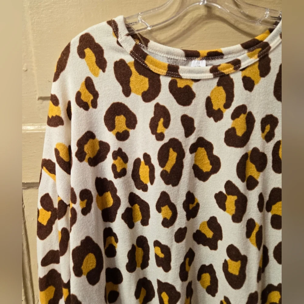 🌴CY Fashion Long Sleeve Animal Print Top NWT Size: Large - Picture 4 of 4